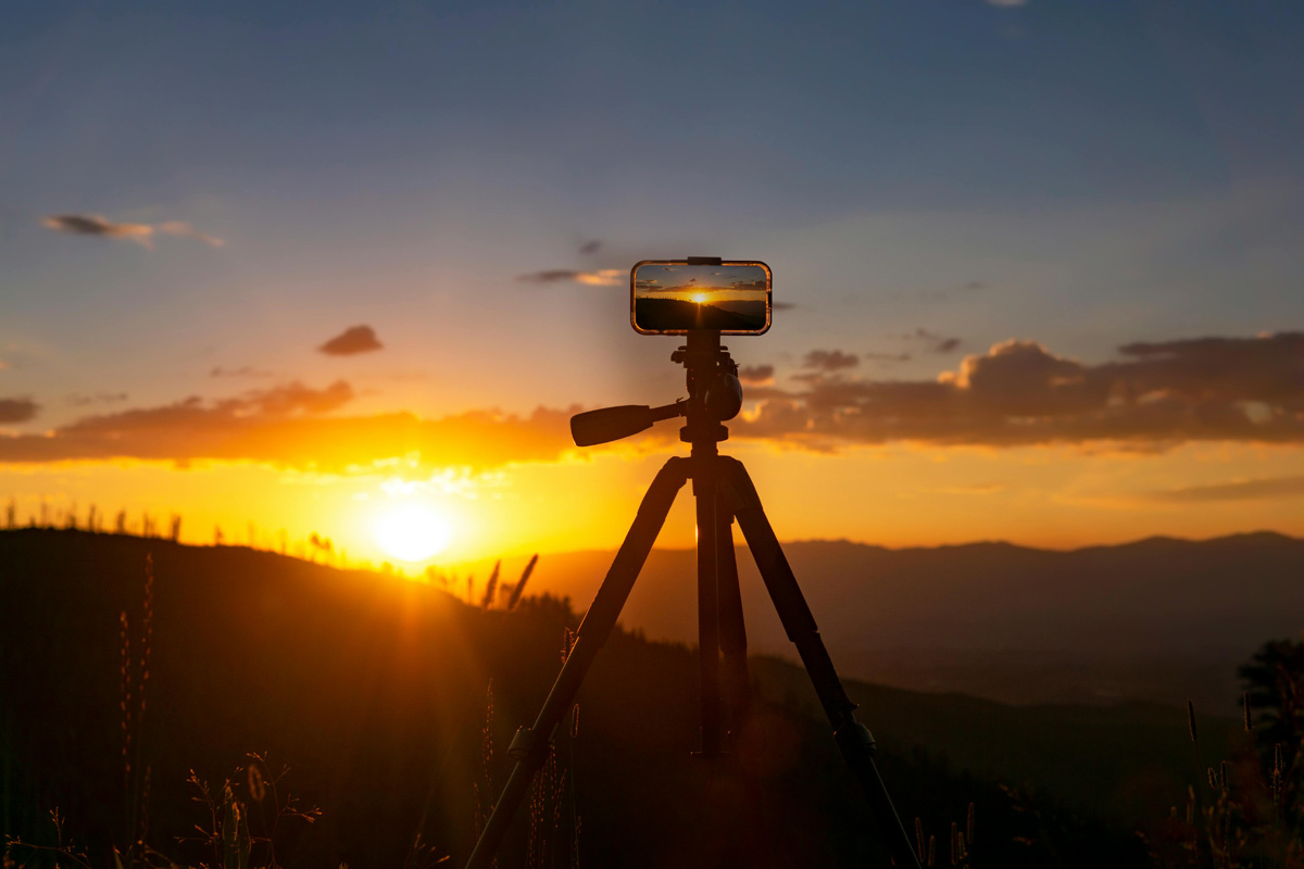 Smartphone-statief bij het fotograferen van zonsondergang