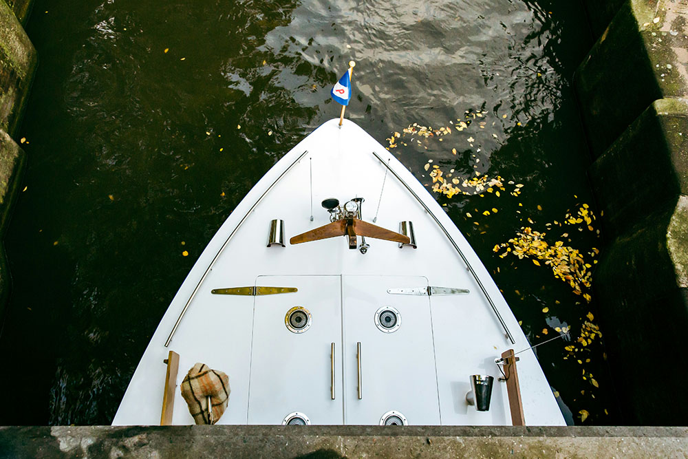 Boot door gracht - gefotografeerd met Samsung