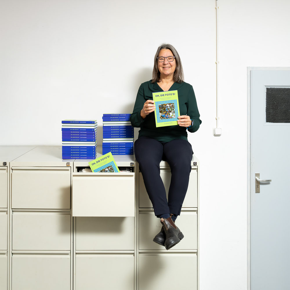 Ellen Massaro met haar boek Oh, die foto’s!